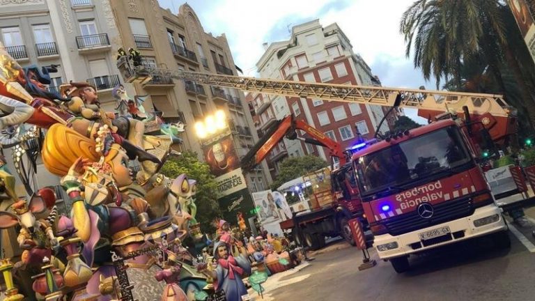 Los bomberos eliminan el riesgo de caída de Reino de València-Duque de Calabria