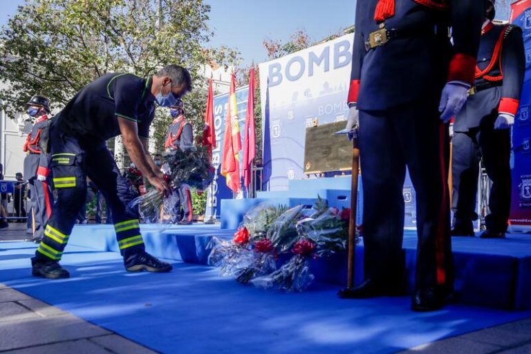 Homenajean a los bomberos fallecidos en el incendio de los Almacenes Arias