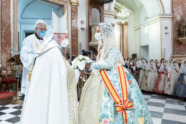 Cañizares pide protección a la Virgen de los Desamparados en la ofrenda fallera