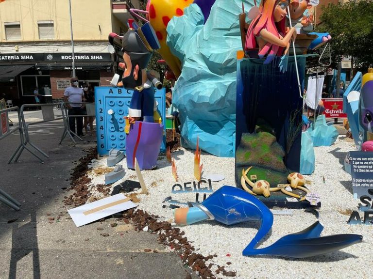 Un joven rompe a golpes parte de la falla Ramiro de Maeztu-Leones