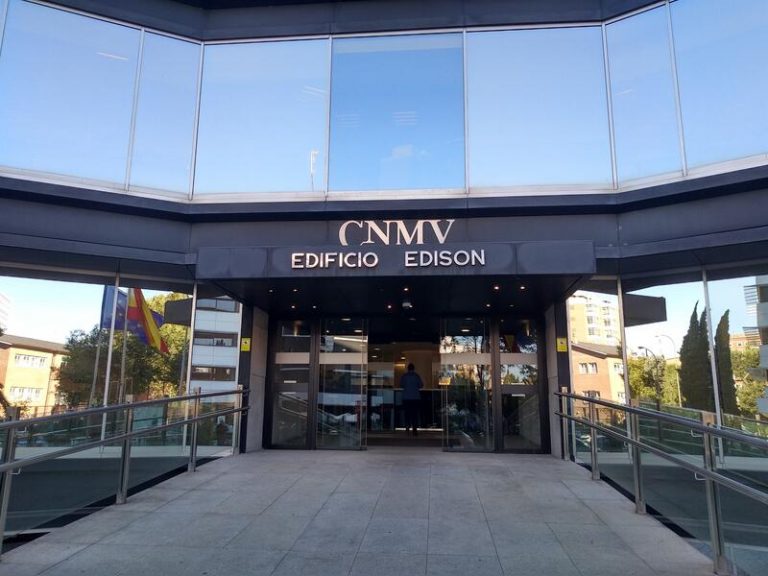 La CNMV advierte sobre 11 sociedades no autorizadas para prestar servicios de inversión