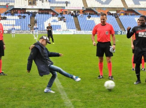 El menor de Gibraleón en un saque de honor El menor de Gibraleón ha fallecido por leucemia