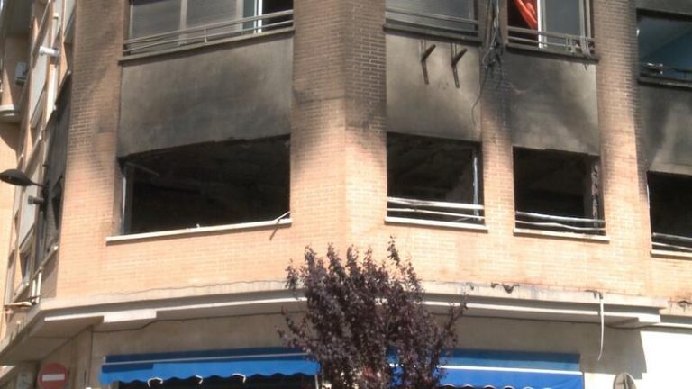 Piden 11 años para un acusado de incendiar el piso de su ex tras advertirle por WhatsApp