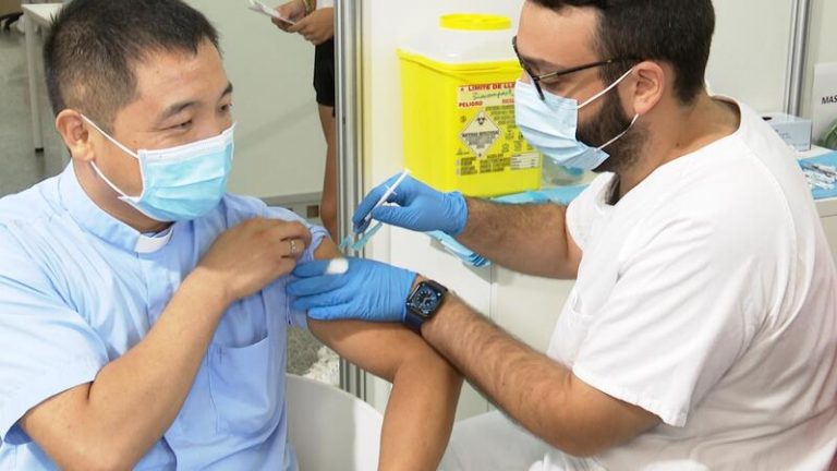 Gran afluencia al inicio de la vacunación sin cita en Valencia