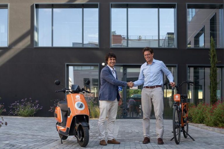Just Eat adquiere a Cooltra una de las mayores flotaseléctricas de motos y bicis de España