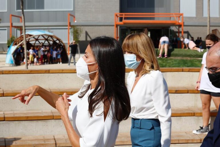La Reina Letizia inaugura el curso en el colegio público de Zuera