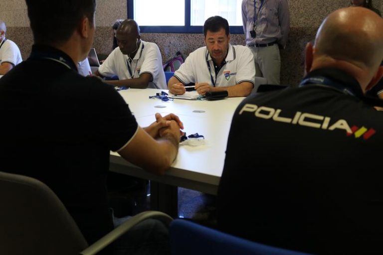 Más de 700 funcionarios de las administraciones públicas ejercen cada año como cooperantes en el exterior