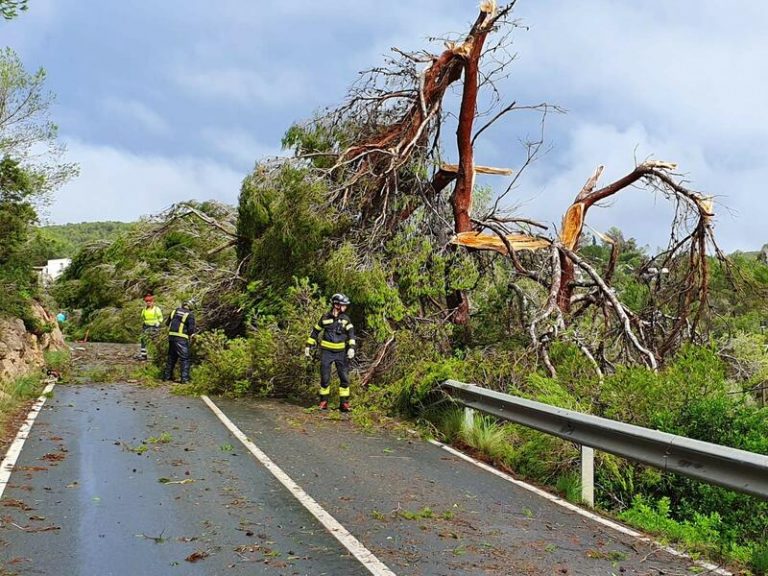 Alertan por fuertes lluvias y tormentas en el noroeste peninsular y Baleares