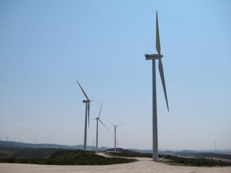 La subasta de renovables, que pondrá en juego 3.300 MW, se retrasa al 19 de octubre