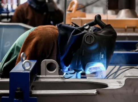 Imagen de un trabajador El paro de la OCDE baja al 6,2% en julio