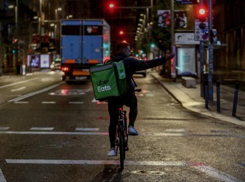 Un repartidor de Uber Eats Sindicatos denuncian a Uber Eats por el despido colectivo de más de 3.000 repartidores