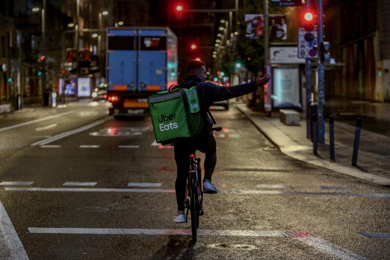 Un repartidor de Uber Eats Sindicatos denuncian a Uber Eats por el despido colectivo de más de 3.000 repartidores