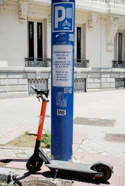 El Congreso acuerda que el conductor de patinete esté obligado a utilizar casco