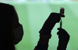 EMA estudia la posibilidad de la dosis de refuerzo a los 6 meses de la pauta completa