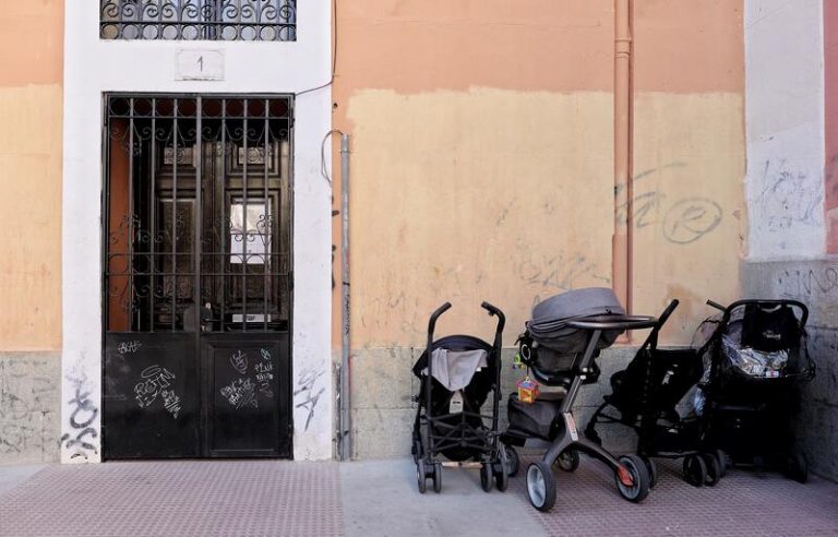 Belarra y ONG de infancia quieren que la prestación por hijo llegue a familias que no hacen la declaración de la renta