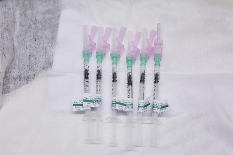 Cs pregunta sobre la decisión de no incluir a algunos pacientes oncológicos en la dosis de refuerzo