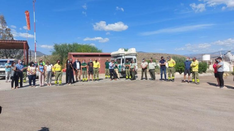Compañeros del bombero fallecido en Sierra Bermeja guardan un minuto de silencio