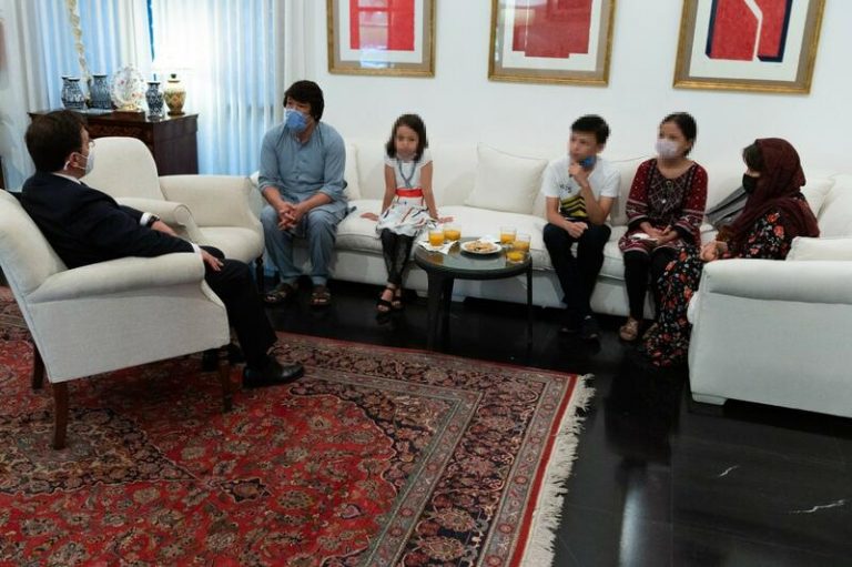 Albares anuncia que un traductor afgano y su familia llegarán a España