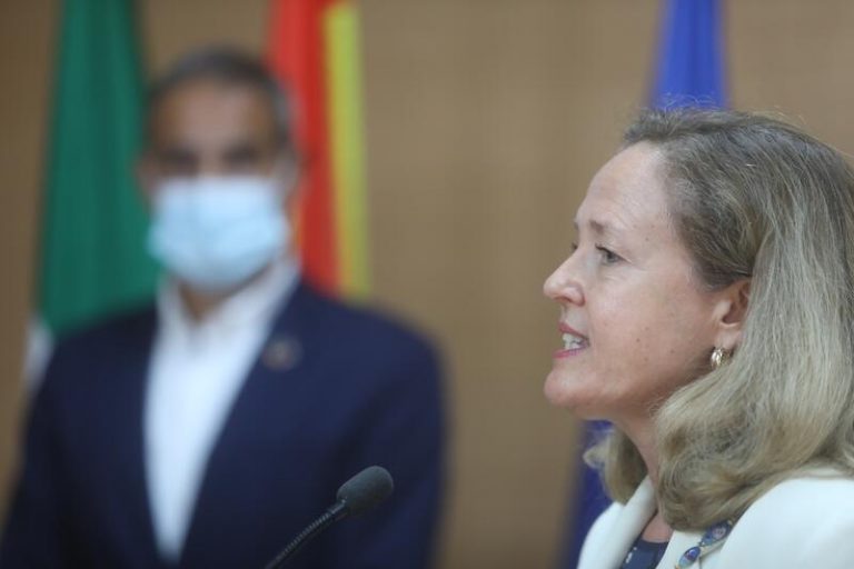 Calviño dice que se seguirá en la línea de rebajar impuestos y subastar energía fuera del 'pool'