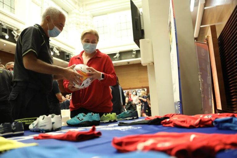 Bomberos Madrid organiza el envío de media tonelada de material deportivo a niños de la Amazonia peruana