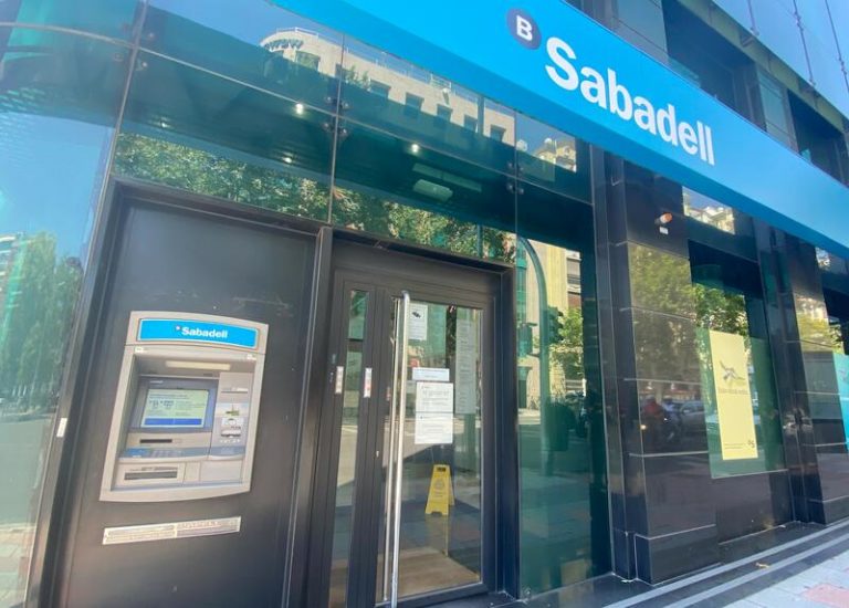 Los sindicatos de banca se reúnen esta semana con Sabadell y CaixaBank