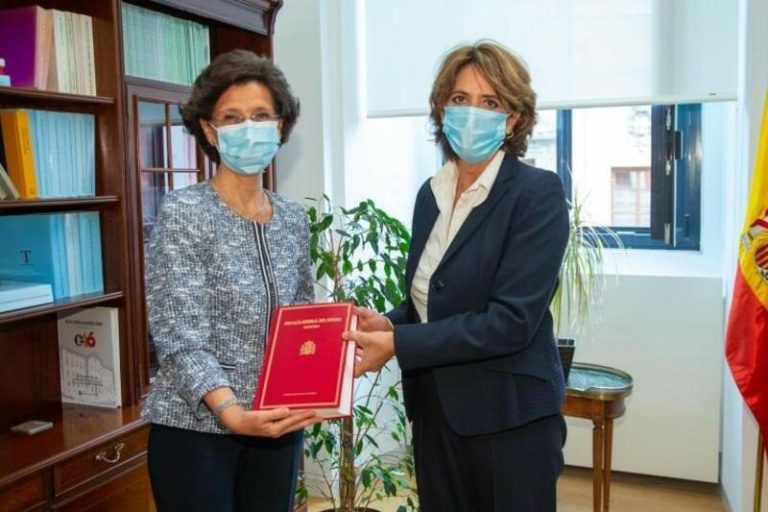 Delgado entrega la Memoria de la FGE  a la presidenta del Tribunal de Cuentas