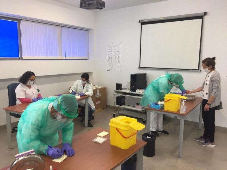 Andalucía notifica 504 positivos, siete fallecidos y su tasa sigue bajando hasta 102,2 puntos