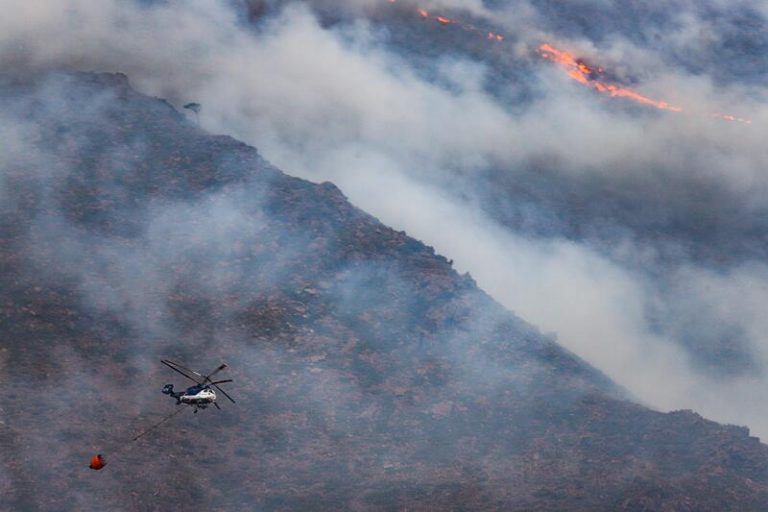 Medios terrestres y aéreos continúan trabajando en la extinción del incendio de Sierra Bermeja