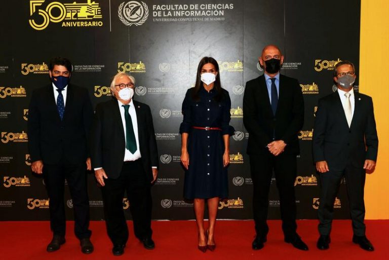 La Reina vuelve a su facultad de Periodismo para ser nombrada Alumna UCM de Honor