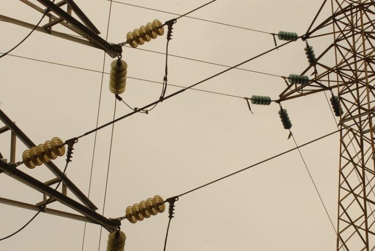 La eléctricas tendrán que devolver 2.600 millones hasta marzo para abaratar el recibo de la luz