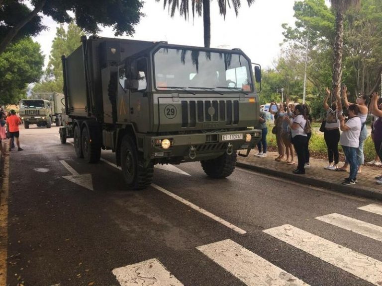 Vecinos de Estepona despiden a los efectivos de la UME que han trabajado contra el fuego