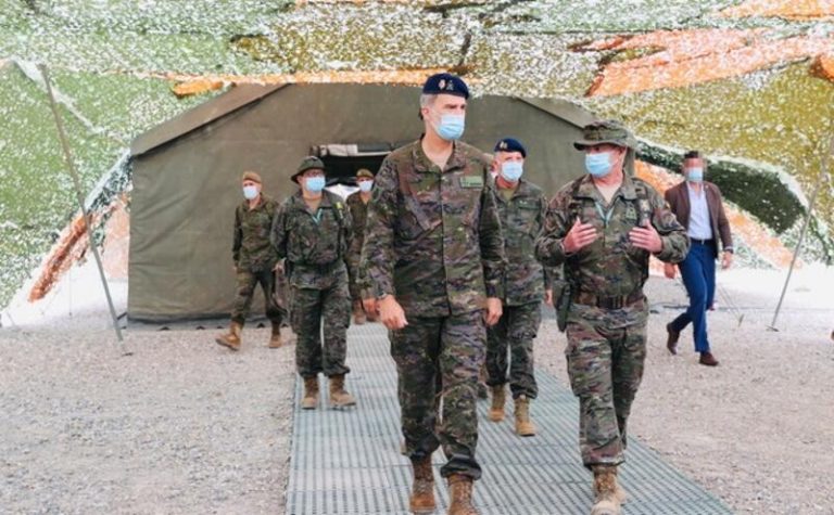 El Rey Felipe asiste a unas maniobras de la División 'Castillejos'