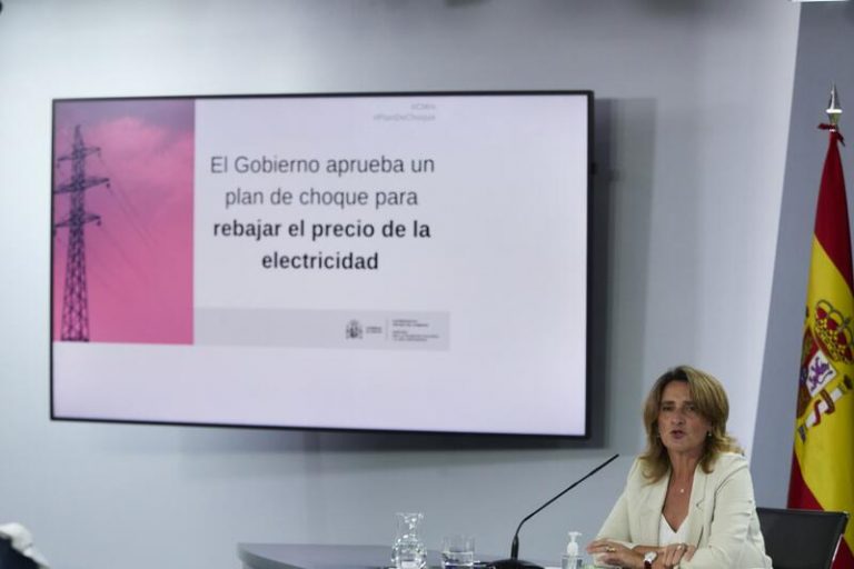 El Gobierno promete una rebaja de la factura de la luz del 30% mensual hasta final de año
