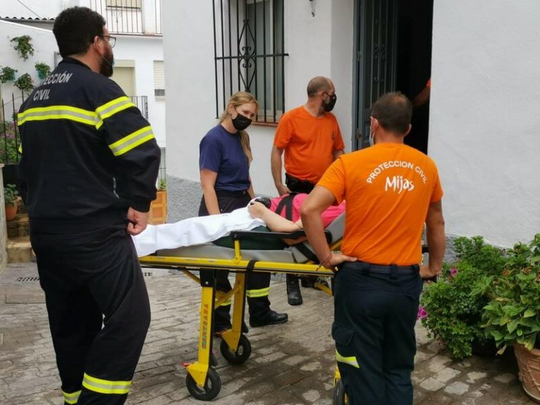 Voluntarios de Protección Civil de Málaga ayudan en el realojo de personas vulnerables