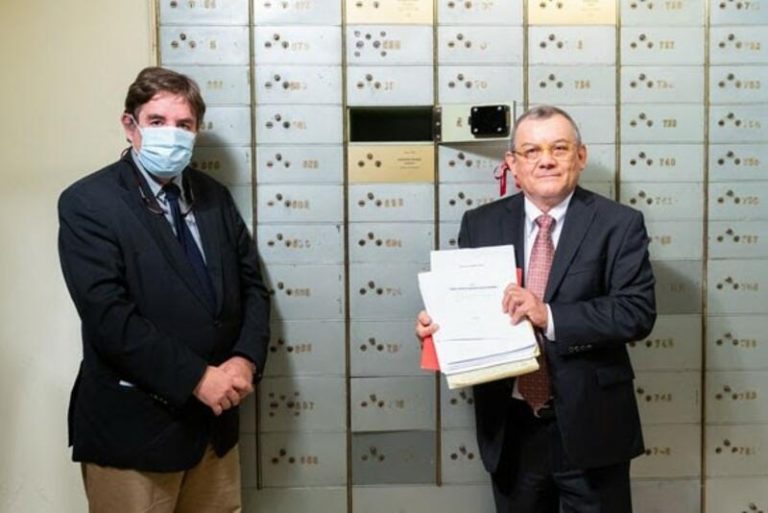 El manuscrito de la novela 'Insensatez' pasa a formar parte del legado de la Caja de las Letras