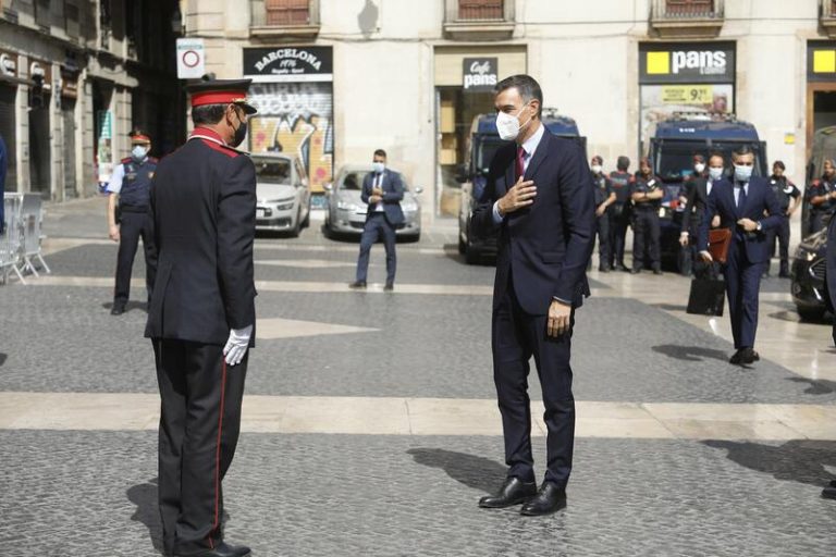 Aragonés saluda a Sánchez a las puertas del Palau de la Generalitat
