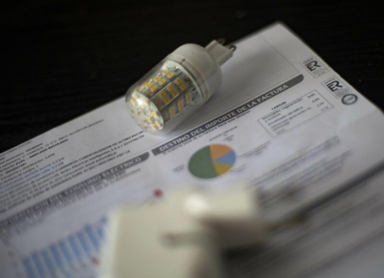 Las medidas del Gobierno rebajarán hasta 28 euros al mes la factura eléctrica