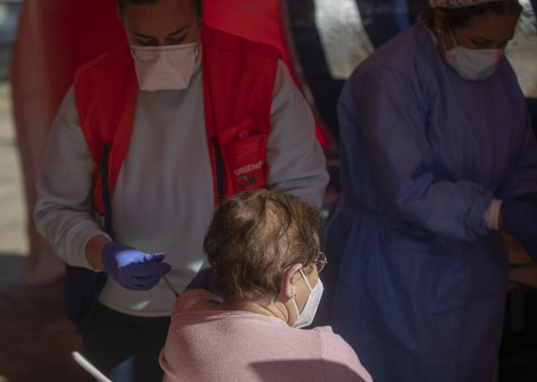 Andalucía comenzará el martes con la tercera vacunación en residencias de mayores