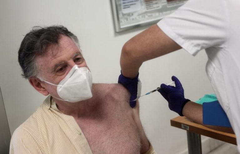 Unos 15.000 mayores de las residencias aragonesas recibirán la tercera dosis a partir del lunes