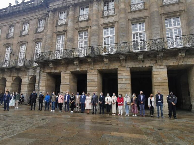 Instituciones se concentran para mostrar su repulsa por el crimen machista de La Coruña