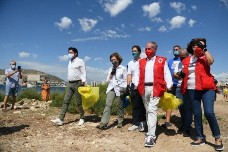 La Reina Doña Sofía participa en una campaña de limpieza de basura en la playa de la Almadraba (Alicante)