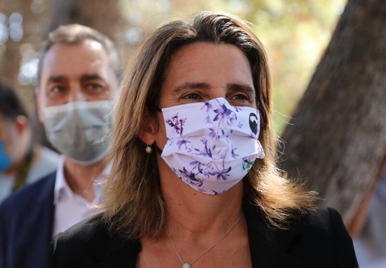 El Gobierno confirma el recorte a las eléctricas y descarta ceder ante la presión del sector