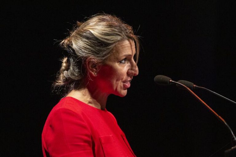 Díaz ultima un decreto que permite retirar la medalla al mérito del trabajo a represores del franquismo