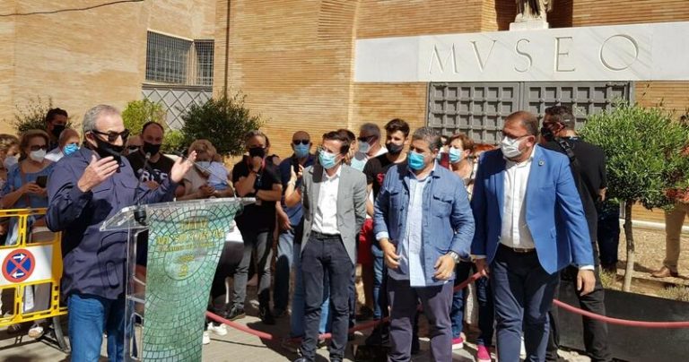 José Luis Perales descubre su vinilo conmemorativo en el 'Camino de la Música' de Mérida