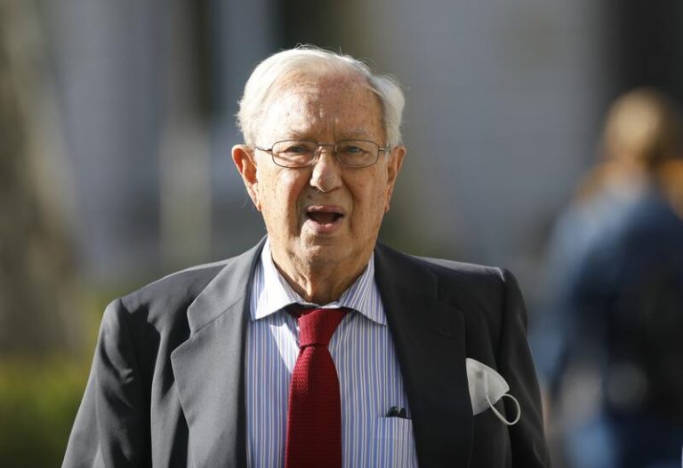 La acusación pide prisión provisional para el exembajador Raúl Morodo