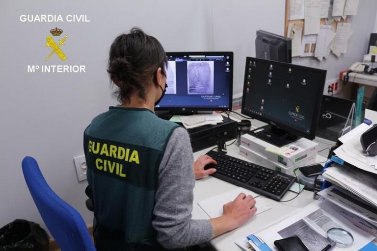 Detenidas dos personas que anunciaban la venta de permisos de conducir en una web