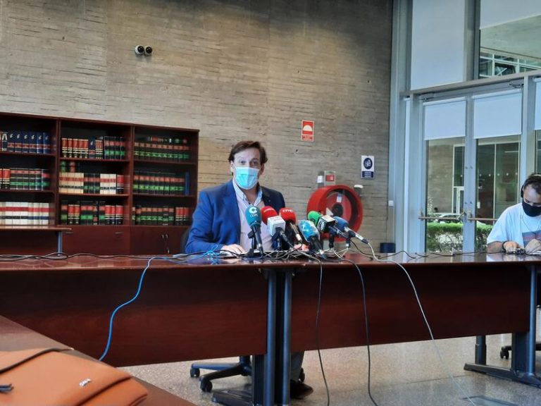 Regresan a clase con mascarilla las 2 hermanas del colegio de Cáceres