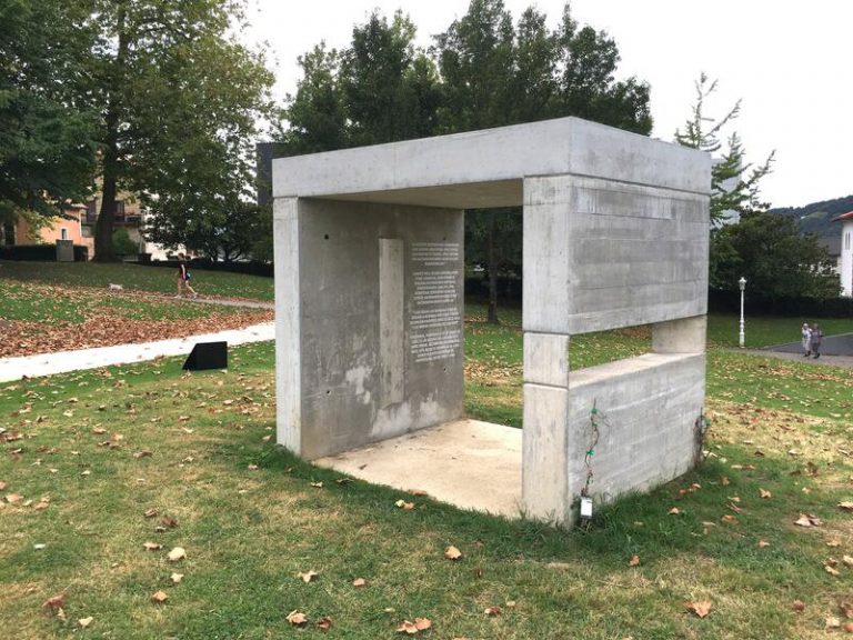 San Sebastián coloca en Aiete la escultura 'Urdina' en memoria de las 22 víctimas donostiarras del holocausto