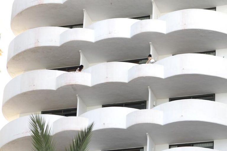 El TSJIB avala el confinamiento en el hotel adoptado ante el macrobrote de estudiantes