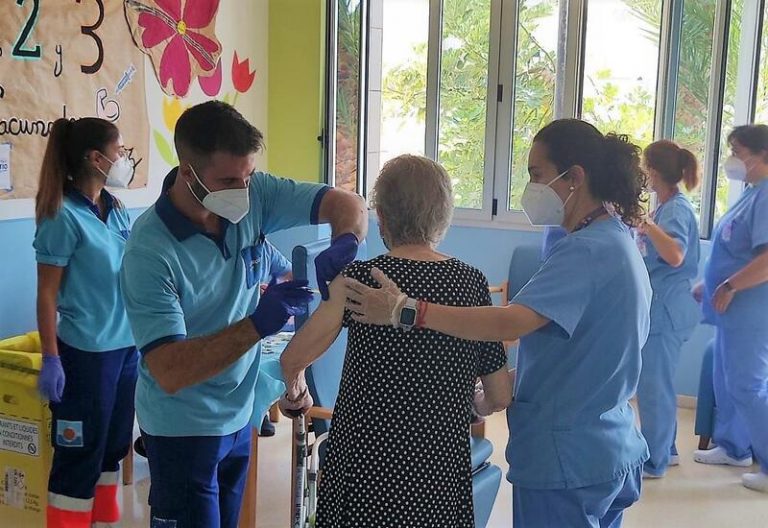 Unos 43.000 usuarios de residencias andaluzas reciben la tercera dosis